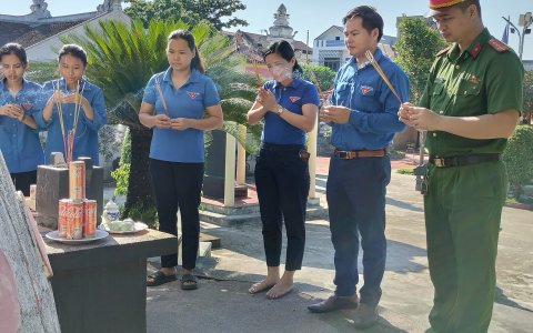 ĐOÀN XÃ XUÂN THIÊN PHỐI HỢP VỚI ĐOÀN TRƯỜNG THPT LAM KINH, CÔNG AN XÃ, DÂNG HƯƠNG ĐÀI TƯỞNG NIỆM LIỆT SỸ NHÂN NGÀY TBLS 27.7.2023